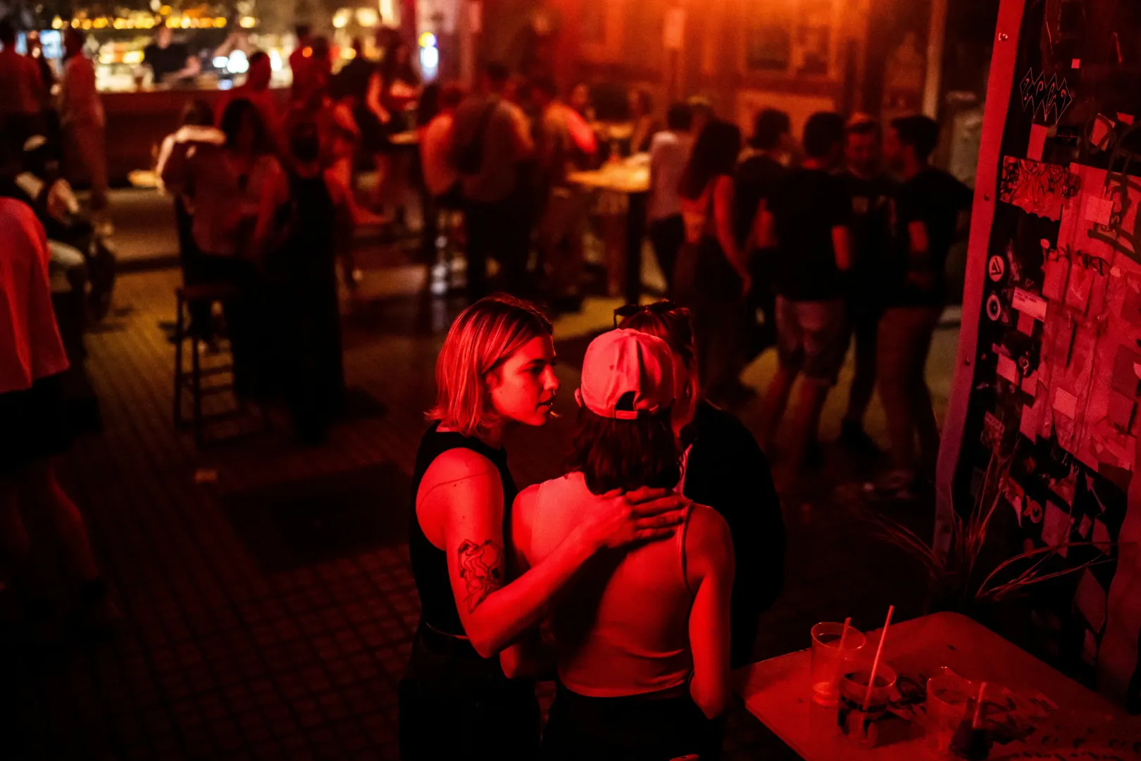 Vivien és Laura a Pride hónap nyitóeseményén beszélgetnek Laura DJ-fellépése előtt június 7-én – Fotó: Mónus Márton / Reuters