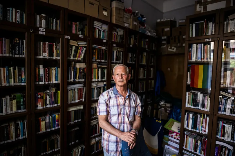 Láner László a Mások című LMBTQ+ magazin szerkesztője. // A kiadvány egy példánya, címlapján az első Pride-felvonulással – Fotó: Mónus Márton / Reuters