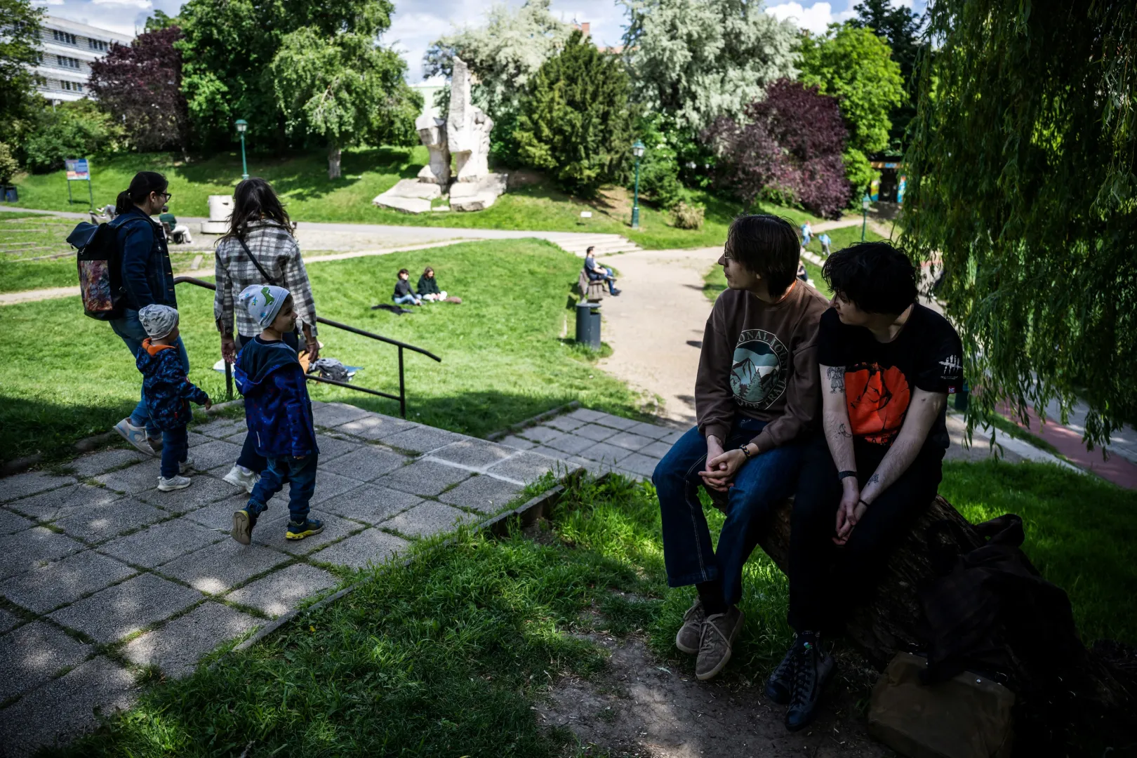 A 20 éves Kori és párja, a 28 éves Alfi. A pár egyik tagja nem bináris, a másik transz, együtt pihennek egy budapesti parkban. A kormány a gyerekekre hivatkozva tiltotta be azt a Pride-felvonulást, amely az ő jogaikat is képviselné – Fotó: Mónus Márton / Reuters