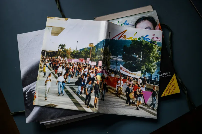 Láner László a Mások című LMBTQ+ magazin szerkesztője. // A kiadvány egy példánya, címlapján az első Pride-felvonulással – Fotó: Mónus Márton / Reuters