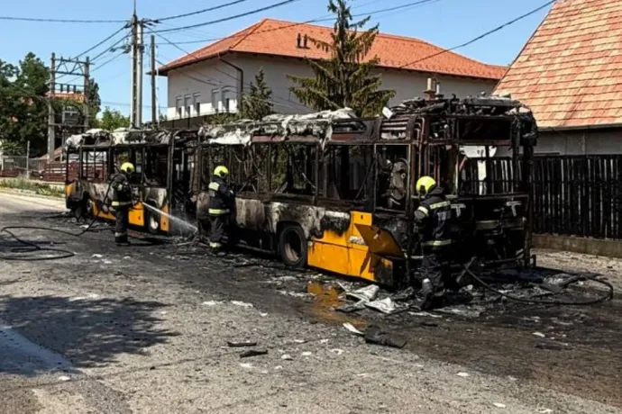 Videón, ahogy teljes terjedelmében égett egy busz Fóton