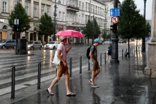 Pénteken még érdemes esernyőt vinni magunkkal, de hétvégére visszatér a száraz kánikula