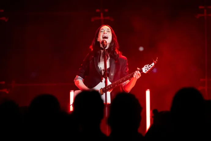 Az tényleg intim koncert, ahol az előadó a húgyúti fertőzéséről beszél