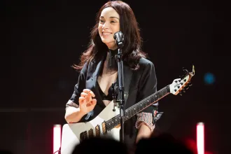 Az tényleg intim koncert, ahol az előadó a húgyúti fertőzéséről beszél