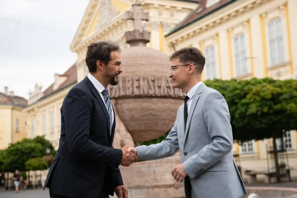 A társulat nem Dolhai Attilát akarta, de őt választották a székesfehérvári színház élére
