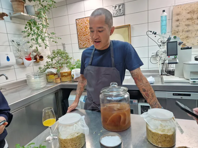 Kenneth Foong Kin Meng, a Noma fermentáló labor vezetője scobyval és sárgaborsó misóval – Fotó: Ács Bori / Telex