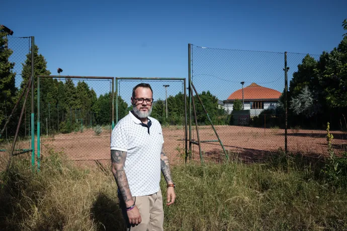 Keller Zsolt XI. kerületi önkormányzati képviselő a plébánia melletti területen – Fotó: Huszti István / Telex