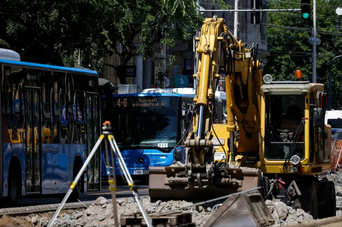 A dugók miatt extra buszsávokat jelöl ki a BKK, a Rákóczi hídon pedig egy időre leállítják a felújítást