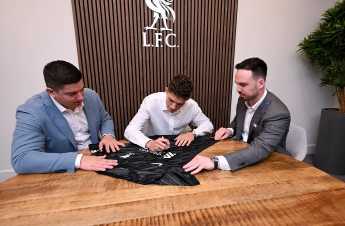 Pécsi Ármin mezt dedikál Liverpoolban, Esterházy Mátyás és Rép Márton segít neki – Fotó: EM Sports