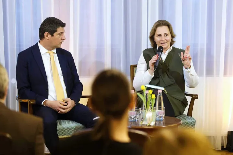 MNB-ügy: utalással érkezett 100 milliárd forint a számlájukra, és a Skype-on beszélték meg, mit vegyenek belőle