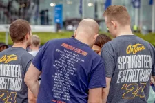 Leszakadt egy méteres fémdarab Bruce Springsteen németországi koncertjén, többen megsérültek