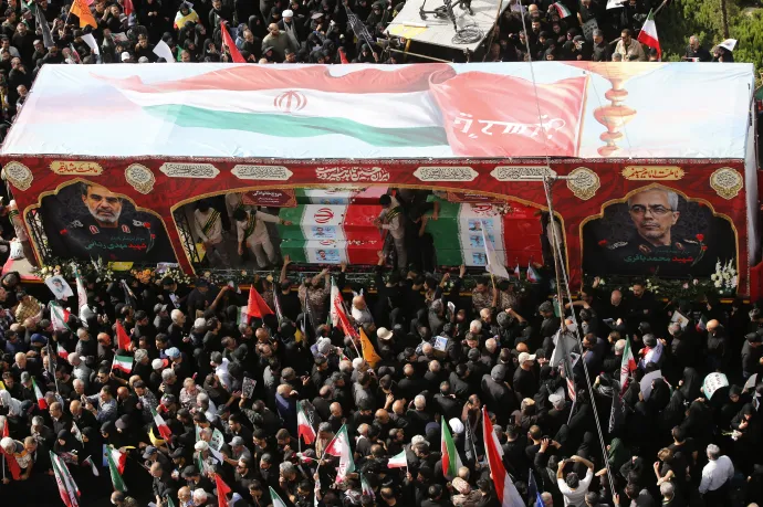Grandiózus állami gyásznappal igyekszik erőt sugározni Irán az izraeli és amerikai csapások után