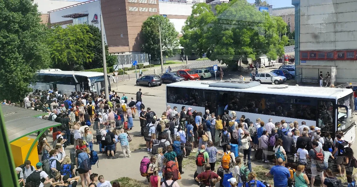 Tülekedés és feszült utasok: a győri vonalon délután már egy újabb hiba miatt járnak a pótlóbuszok a vonatok helyett