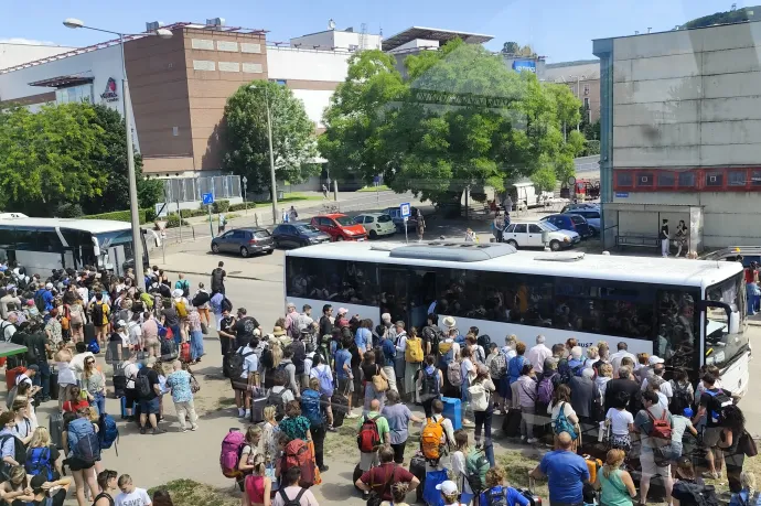 Tülekedés és feszült utasok: a győri vonalon délután már egy újabb hiba miatt járnak a pótlóbuszok a vonatok helyett