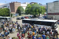 Tülekedés és feszült utasok: a győri vonalon délután már egy újabb hiba miatt járnak a pótlóbuszok a vonatok helyett
