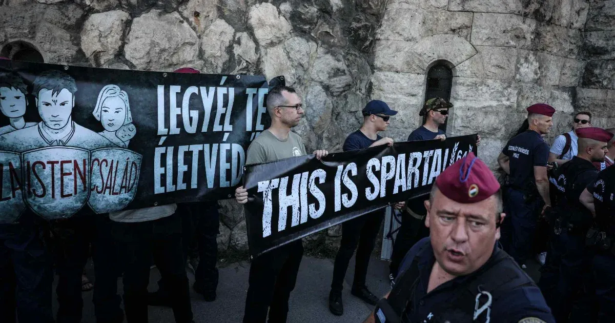 Az állami pedofíliát támogató transzparenssel állt a Pride útjába a szélsőjobboldali mozgalom