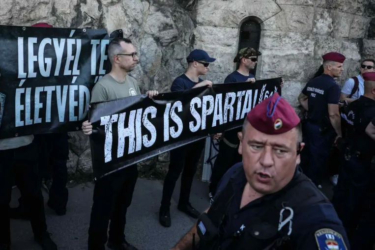 Az állami pedofíliát támogató transzparenssel állt a Pride útjába a szélsőjobboldali mozgalom