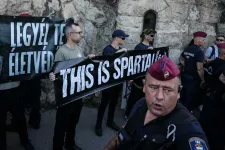 Az állami pedofíliát támogató transzparenssel állt a Pride útjába a szélsőjobboldali mozgalom