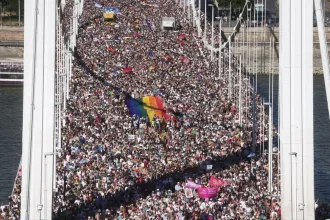 Túl sokan vannak, megbénult a város, nincs árnyék, hangos a zene – így látja a kormányközeli sajtó a Pride-ot