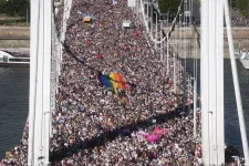 Túl sokan vannak, megbénult a város, nincs árnyék, hangos a zene – így látja a kormányközeli sajtó a Pride-ot