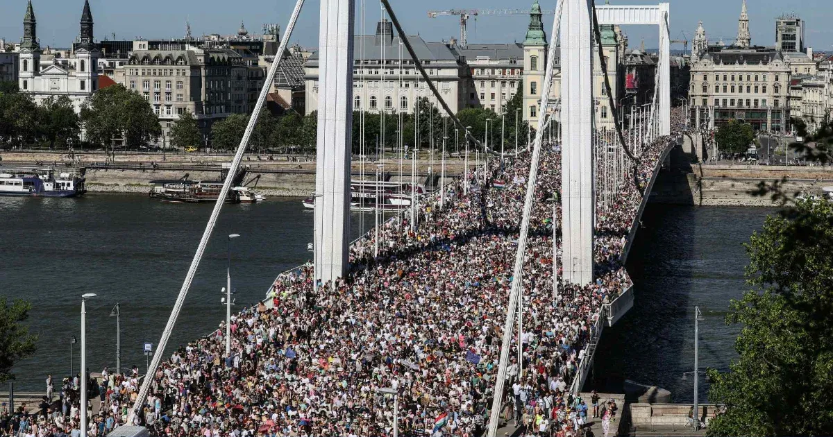 Képeken a történelminek nevezett Pride-on vonuló tömeg