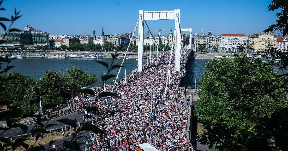Orbán felköpött, és aláállt