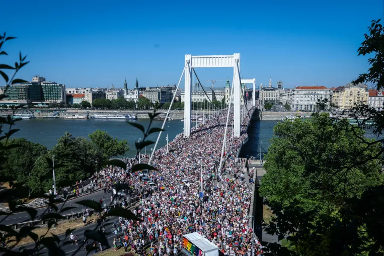 Orbán felköpött, és aláállt