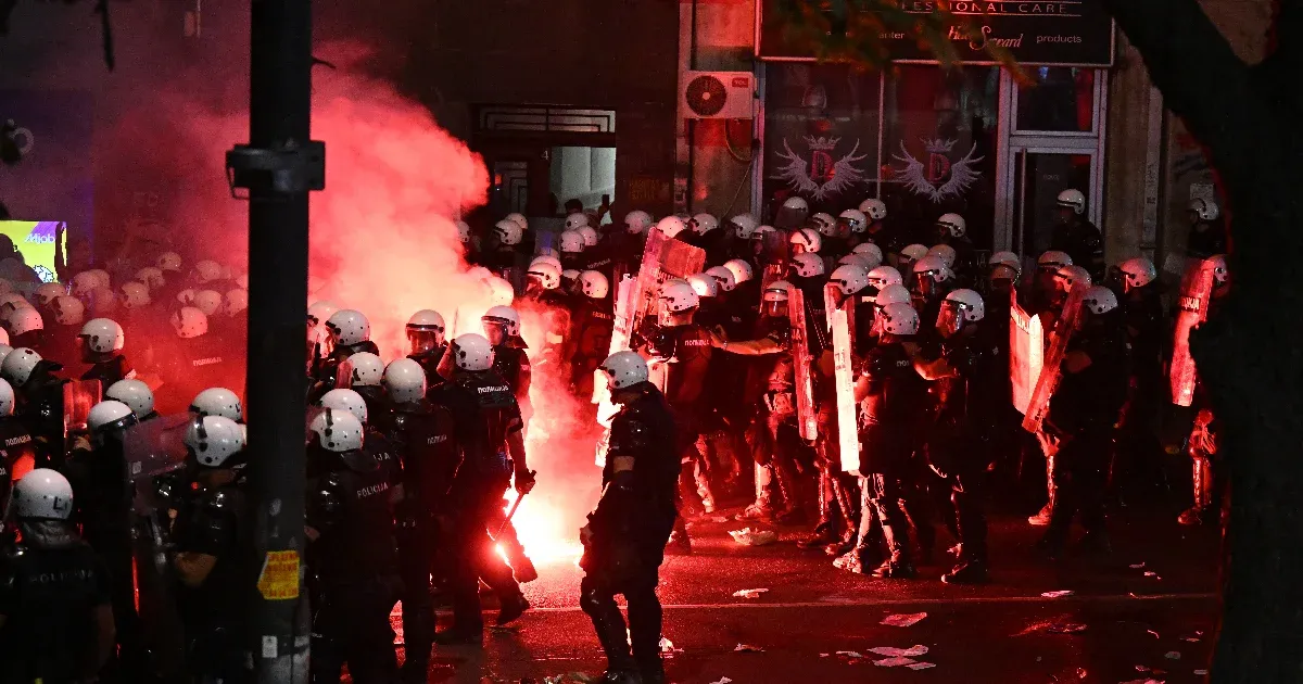 Könnygázzal oszlatja a Belgrádban tüntető tömeget a rendőrség