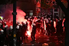 Könnygázzal oszlatja a Belgrádban tüntető tömeget a rendőrség