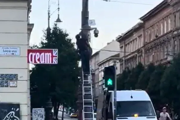 Alig ért véget a Pride, máris elkezdték leszerelni az ideiglenes térfigyelő kamerákat a Kálvin térnél – Forrás: Telex.hu