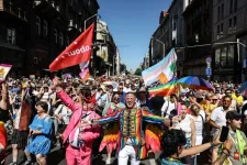 Képeken a történelminek nevezett Pride-on vonuló tömeg