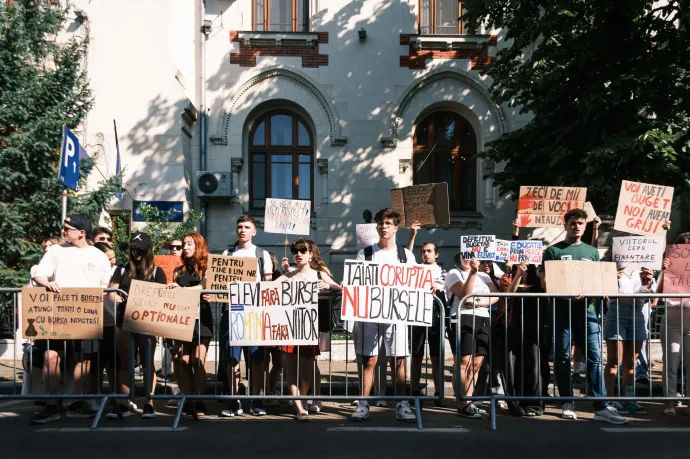 Újabb diáktüntetés volt Bukarestben az ösztöndíjak megvágása ellen, a kormány szerint nincs más választás