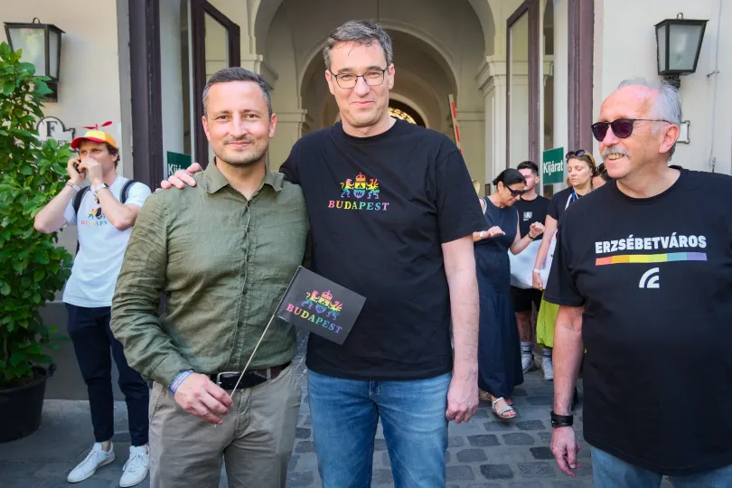 Nicu Ștefănuță Karácsony Gergellyel, Budapest főpolgármesterével, majd a színpadon – Fotó: Márkos Tamás / Transtelex