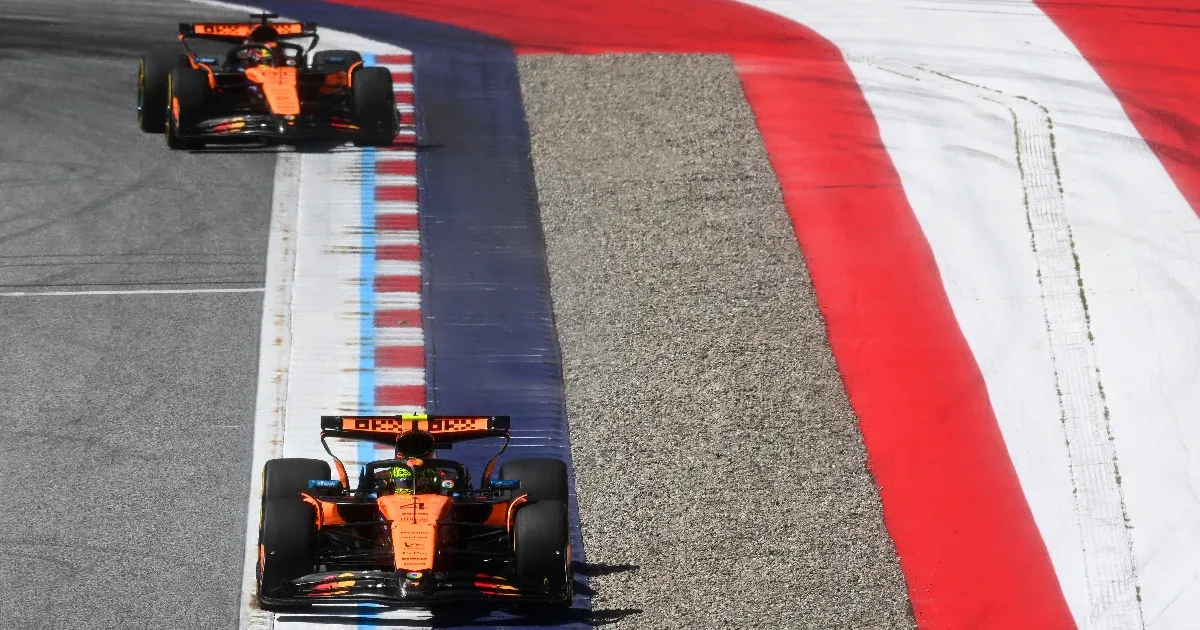 Norris nyerte a két McLaren csatáját, Verstappen már az első körben kiesett a tűzforró Osztrák Nagydíjon