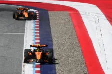 Norris nyerte a két McLaren csatáját, Verstappen már az első körben kiesett a tűzforró Osztrák Nagydíjon