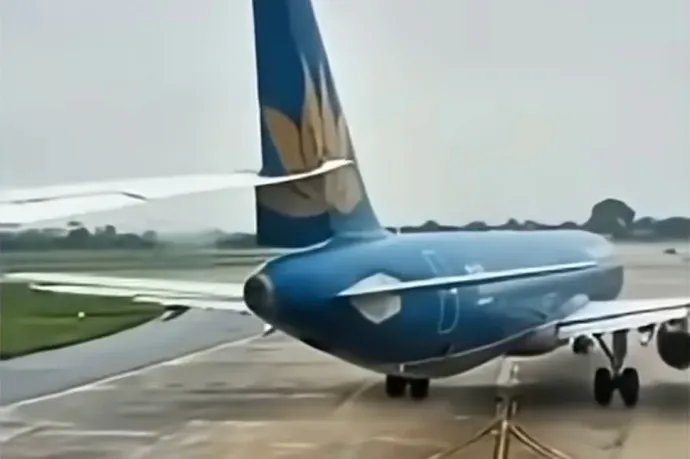 Mint kés a vajban: átvágta az Airbus farkát a szárnyával egy Boeing