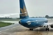 Mint kés a vajban: átvágta az Airbus farkát a szárnyával egy Boeing