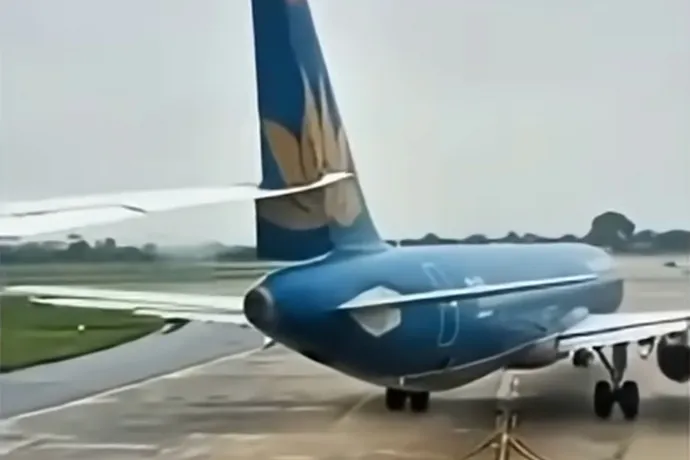 Mint kés a vajban: átvágta az Airbus farkát a szárnyával egy Boeing