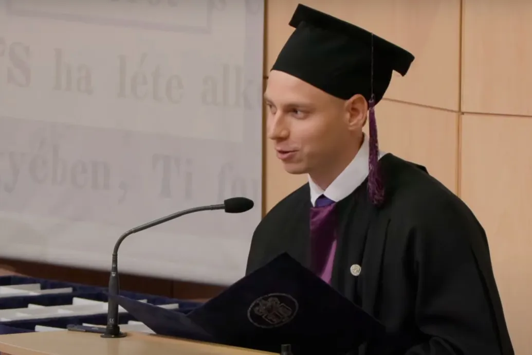 Az összedőlés szélén álló egészségügyről beszélt a szegedi orvoskar végzős hallgatója a diplomaosztón – Forrás: Telex.hu