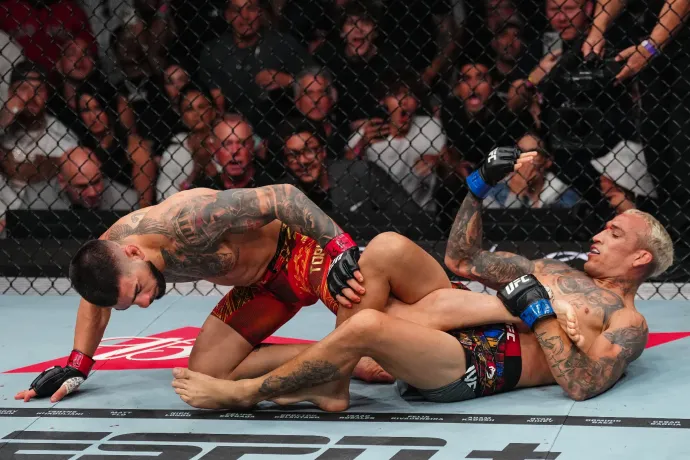 McGregornál is félelmetesebb: Gigantikus KO-val új súlycsoportjában is világbajnok a UFC spanyol csillaga