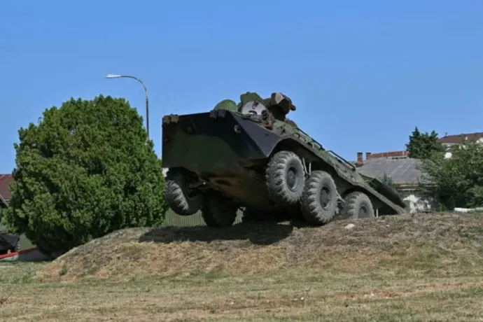 Mást mondott Hadházynak a Honvédelmi Minisztérium a szerbiai harcjármű-eladásról, mint a sajtónak