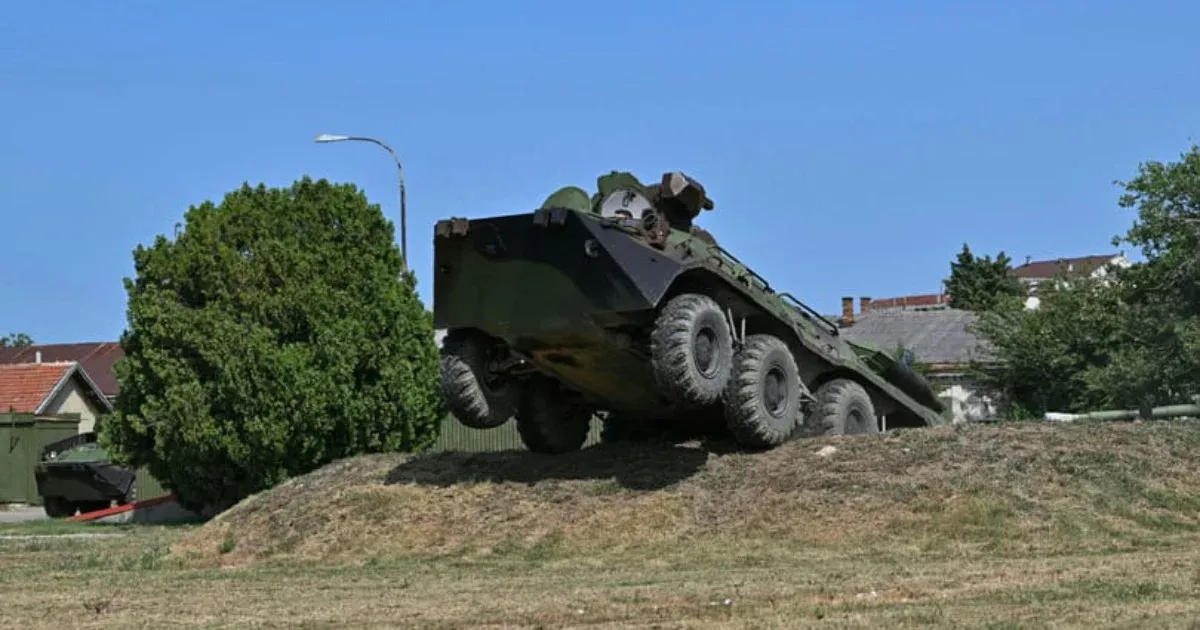 Mást mondott Hadházynak a Honvédelmi Minisztérium a szerbiai harcjármű-eladásról, mint a sajtónak
