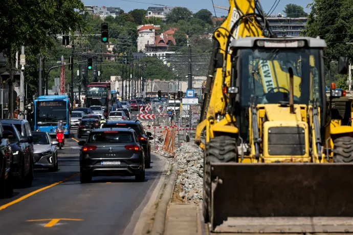 Sok a dugó a felújítások miatt Budapesten, újabb intézkedésekkel javítanának a helyzeten
