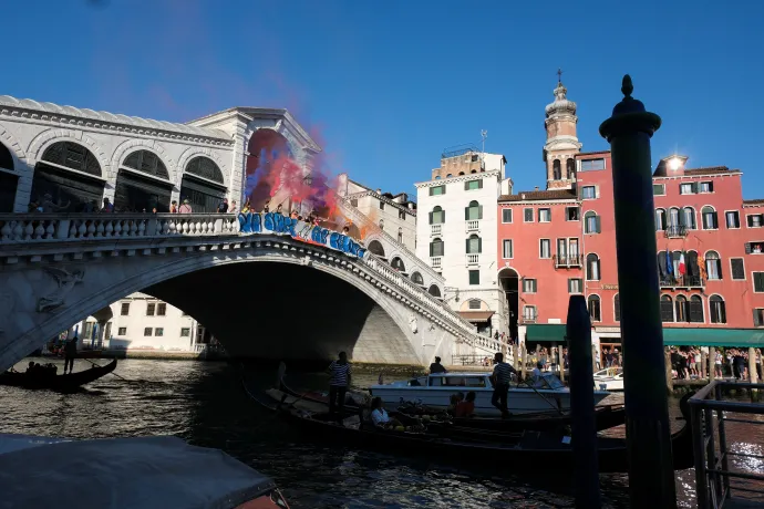 Az esküvő ellen tüntetők Velencében – Fotó: Manuel Silvestri / Reuters