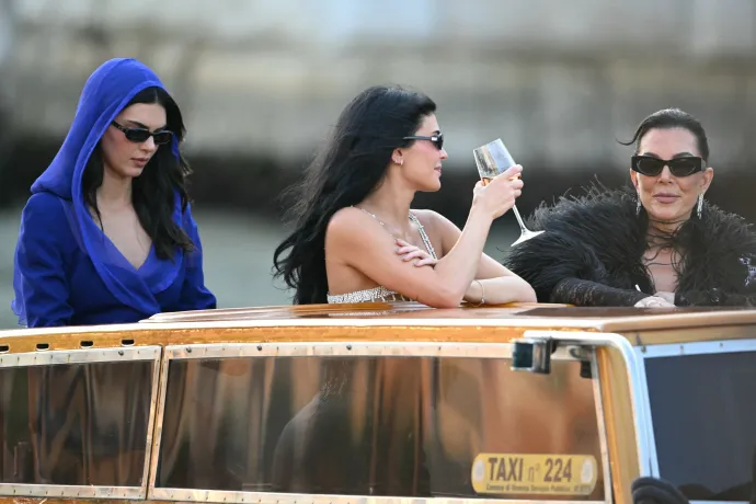 Kendall Jenner, Kylie Jenner és Kris Jenner távozik a Gritti Palace Hotelből és egy partira indul az esküvő harmadik napján. Az alsó képen Ivanka Trump és férje, Jared Kushner a St. Regis szállodánál – Fotó: Stefano Rellandini / AFP; Guglielmo Mangiapane / Reuters