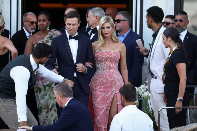 Kendall Jenner, Kylie Jenner és Kris Jenner távozik a Gritti Palace Hotelből és egy partira indul az esküvő harmadik napján. Az alsó képen Ivanka Trump és férje, Jared Kushner a St. Regis szállodánál – Fotó: Stefano Rellandini / AFP; Guglielmo Mangiapane / Reuters