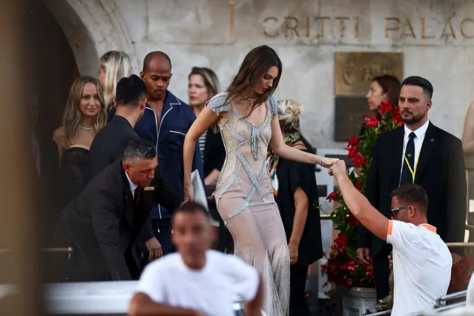 Vittoria Ceretti szupermodell, akit nem zavartak annyira a fotósok, mint a párját, Leonardo DiCapriót, aki egész az orráig húzta a sapkáját – Fotó: Yara Nardi / Reuters; Stefano Mazzola / GC Images / Getty Images