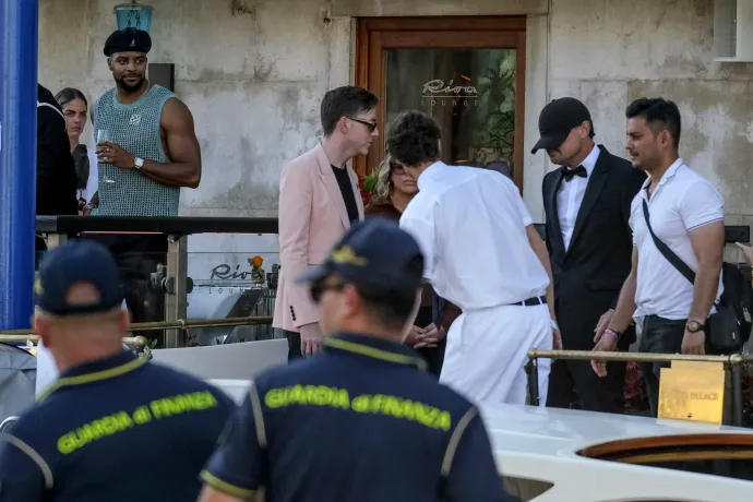 Vittoria Ceretti szupermodell, akit nem zavartak annyira a fotósok, mint a párját, Leonardo DiCapriót, aki egész az orráig húzta a sapkáját – Fotó: Yara Nardi / Reuters; Stefano Mazzola / GC Images / Getty Images