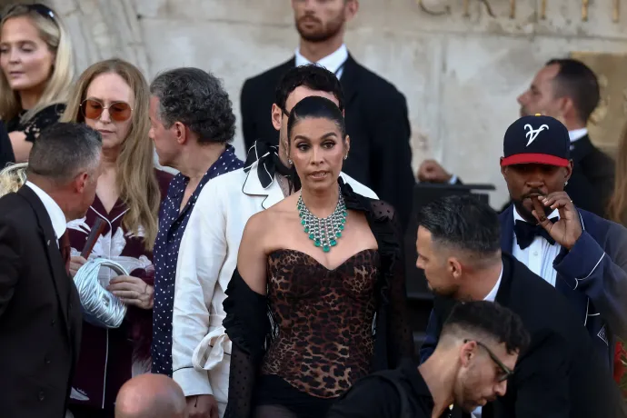 Usher és felesége, Jennifer Goicoechea, valamint Tommy Hilfiger és Oprah Winfrey indulnak a többnapos esküvő egyik helyszínére – Fotó: Yara Nardi