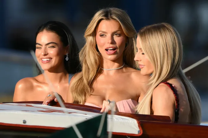 Brooks és Sarah Jane Nader modellek, Ellie Goulding brit énekes, valamint Kim és Khloe Kardashian útban az egyik helyszínre – Fotó: Marco Bertorello / AFP; Guglielmo Mangiapane / Reuters
